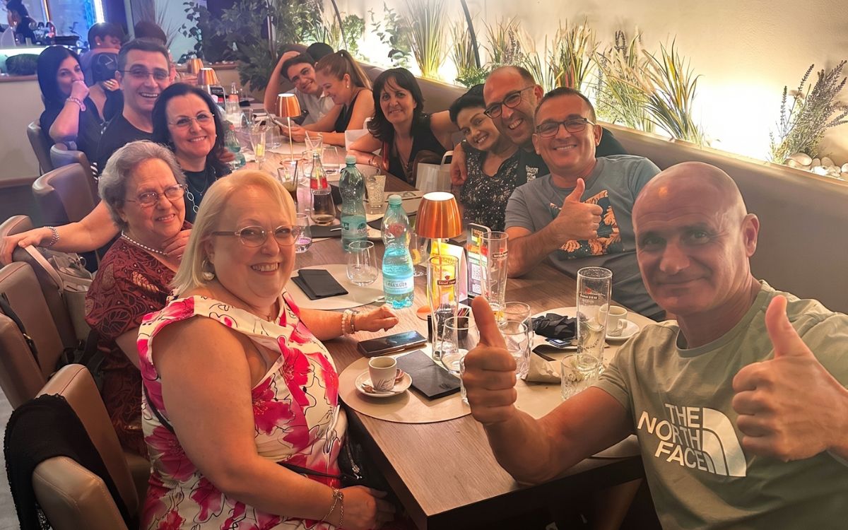 Tavolata di cerimonia con gruppo di persone sorridenti al ristorante 140 Grammi di Sestu (Cagliari)