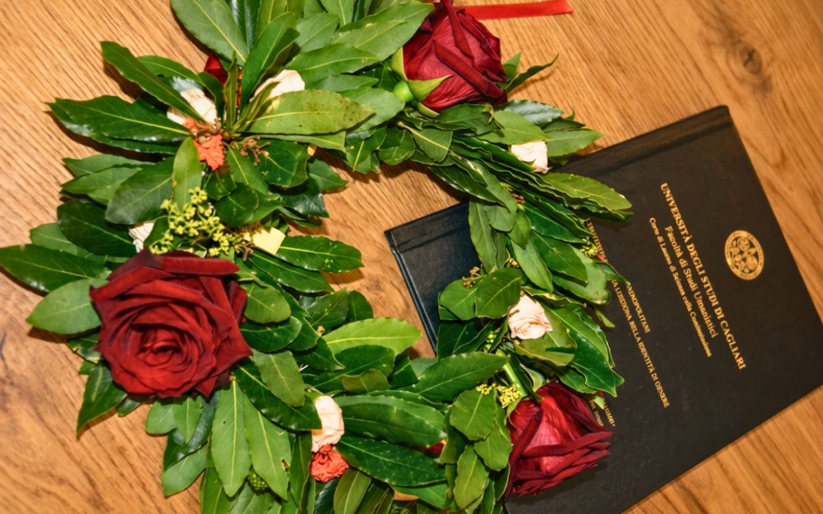 Corona di alloro su menù di laurea sul tavolo del ristorante 140 Grammi di Sestu (provincia di Cagliari)