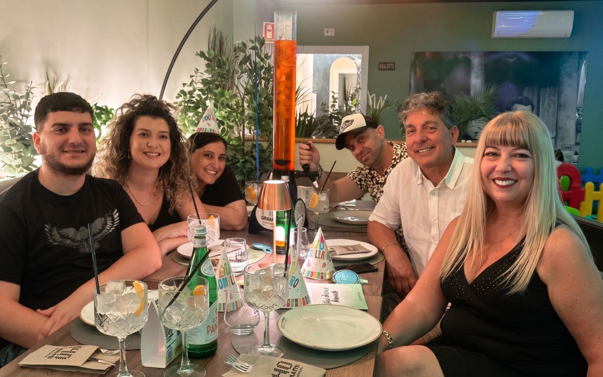 Festa di compleanno con kit cappellini e spritz al ristorante 140 Grammi di Sestu (provincia di Cagliari)