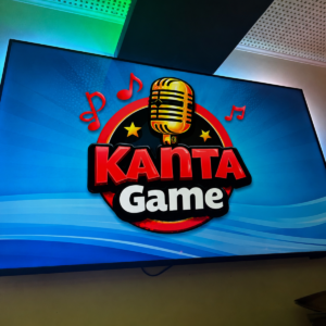 Il logo del Kanta Game, con microfono dorato e note musicali, proiettato sul maxischermo di 140 Grammi Sestu durante la serata musicale del martedì sera.
