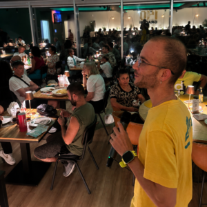 La sala di 140 Grammi Sestu piena di clienti a cena durante il Kanta Game, la serata musicale del martedì sera, vista dalle vetrate del locale.