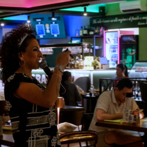 Conduttrice del Cervellone Quiz Show al microfono durante la serata quiz al ristorante 140 Grammi di Sestu