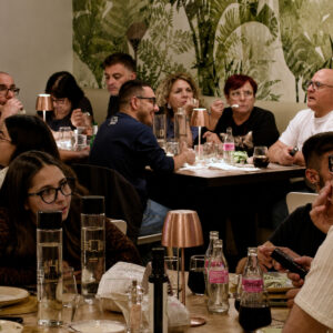 Clienti seduti al tavolo durante la serata Cervellone Quiz Show al ristorante 140 Grammi di Sestu
