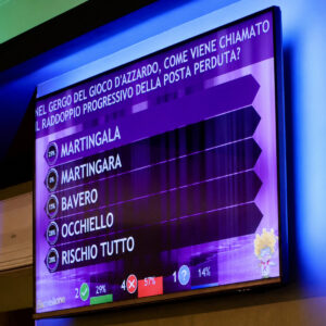 Schermo del Cervellone Quiz Show con domanda quiz a risposta multipla durante la serata al ristorante 140 Grammi di Sestu