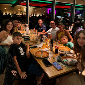 Famiglia seduta al tavolo durante la serata Cervellone Quiz Show al ristorante 140 Grammi di Sestu