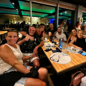 Gruppo di amici a cena durante il Cervellone Quiz Show al ristorante 140 Grammi di Sestu