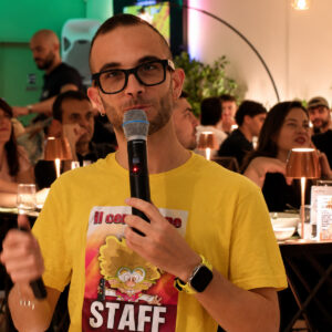 Membro dello staff con microfono e maglietta Il Cervellone durante la serata quiz al ristorante 140 Grammi di Sestu